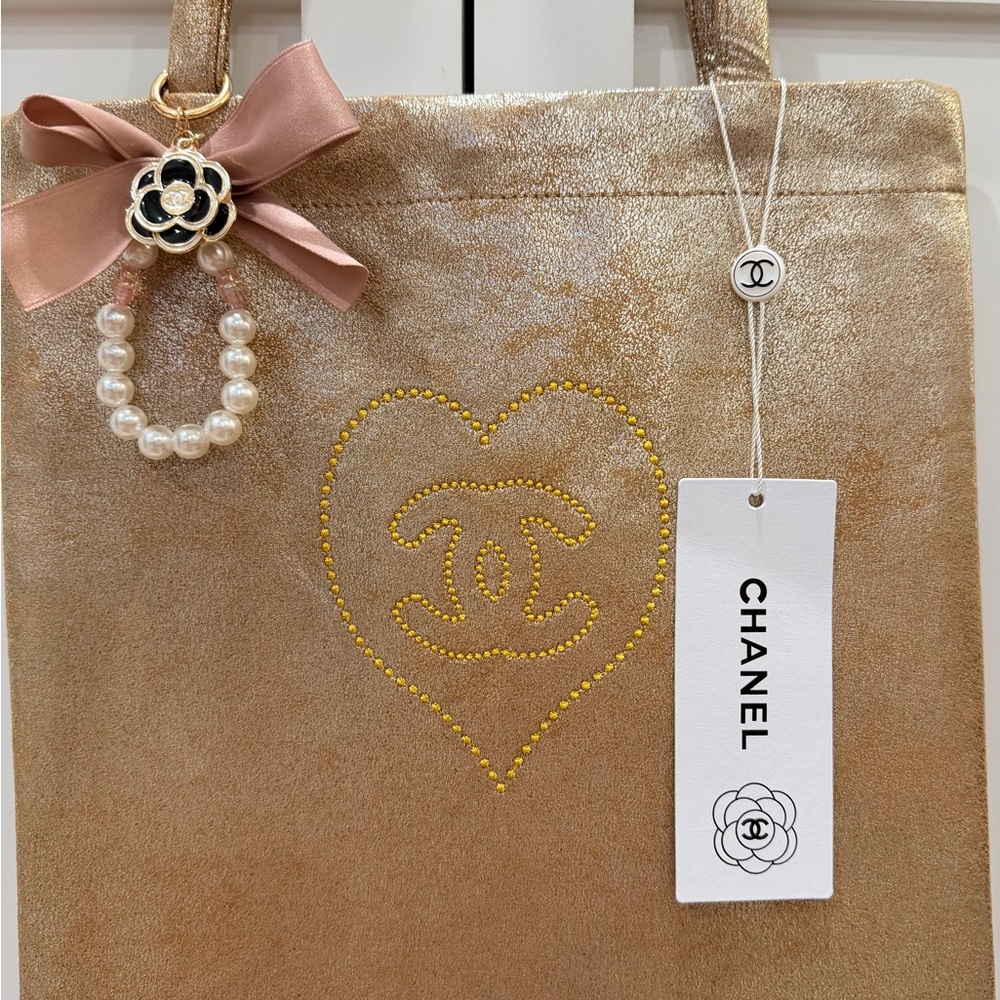 (Last one !!)Chanel  (employee exclusive)
Golden Tote Bag PLUS **Camila keychain - Picture 3 of 14